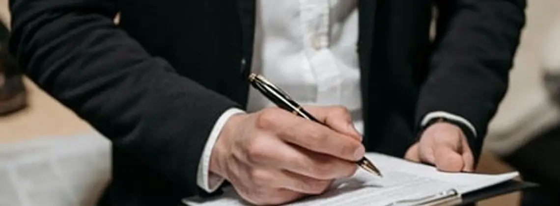 What to Do After a Car Accident and When to Call a Lawyer